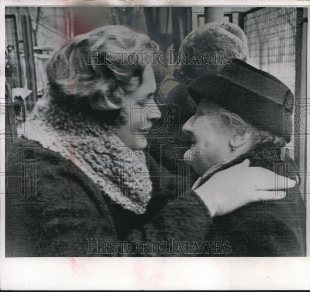 1963 Press Photo Mrs. Elizabeth Bingel met Daughter at Sandkrub Bridge Germany - Historic Images