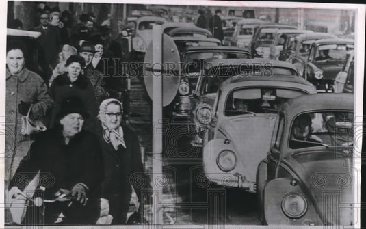 1964 Press Photo West Berliners at Berlin Wall Crossing Point for Visitations-Historic Images
