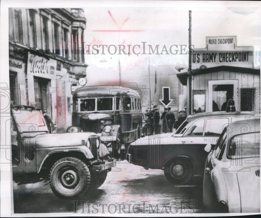 1962 Press Photo Friedrichstrasse check point in West Berlin, Germany - Historic Images