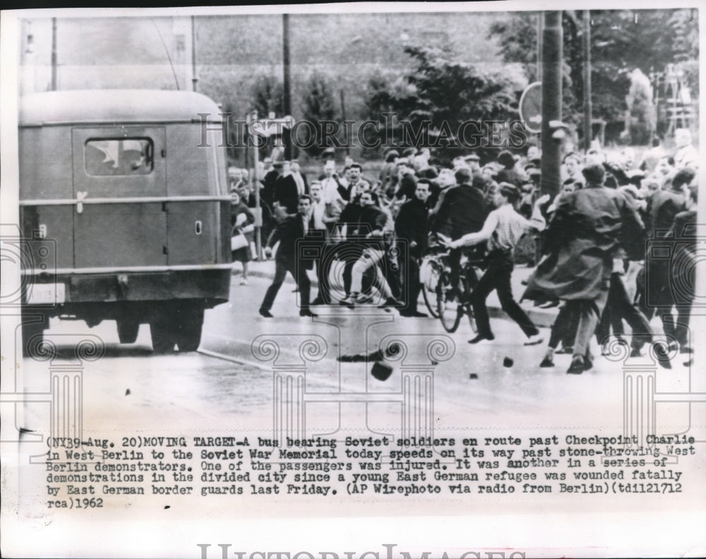 1962 Press Photo Demonstrators throw stones at a bus in West Berlin, Germany - Historic Images