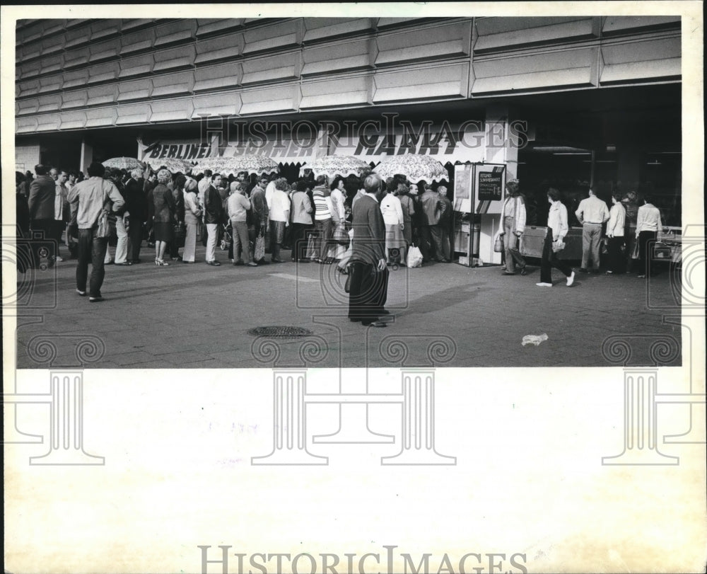 1982 Press Photo East Berliners Lined Up at a Market in Berlin Germany - Historic Images