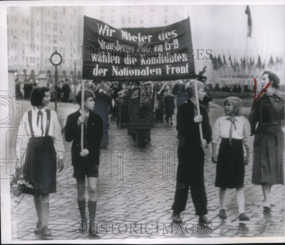 1954 Press Photo East Berlin Children Hold Banner for Strausberger Platz Voters - Historic Images