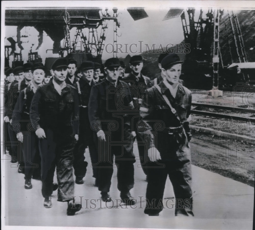 1956 Press Photo "Workers Fighting Group", Klingenberg Power Station, Berlin- Historic Images