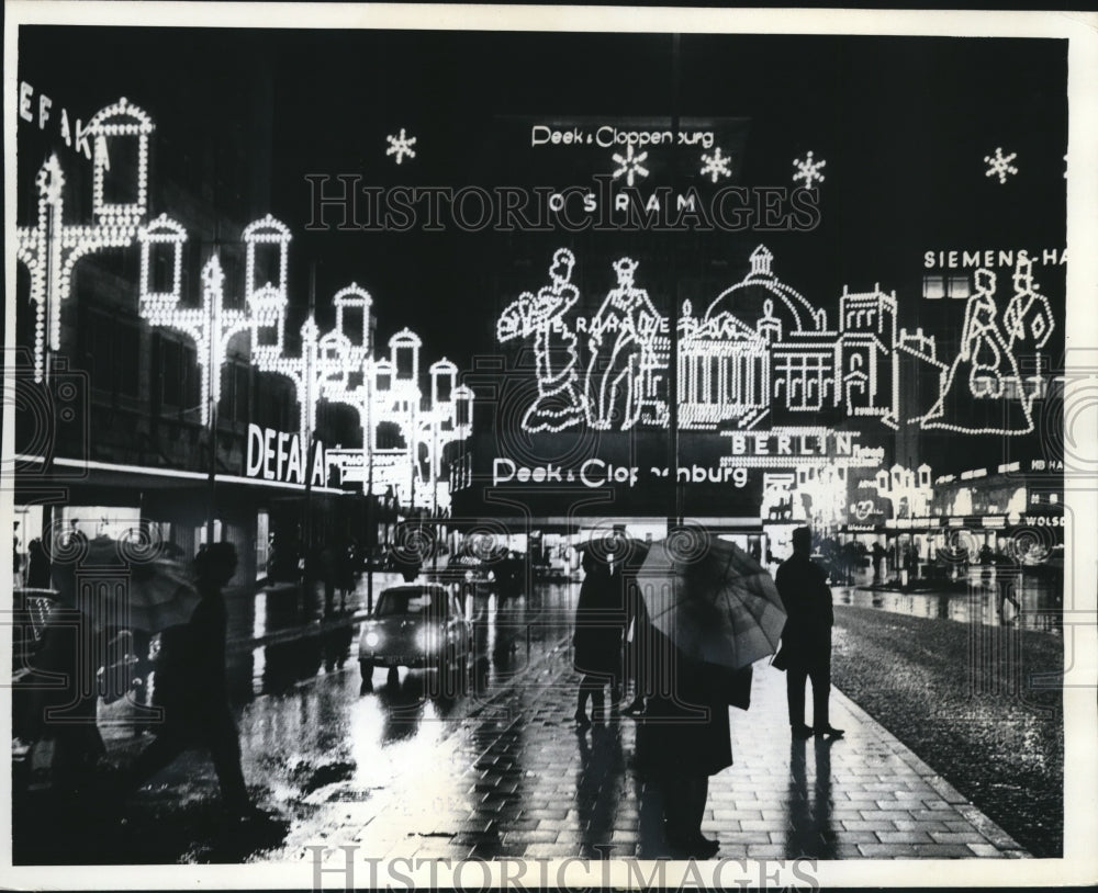 1964 Press Photo Shoppers in Essen, Germany during holiday illumination festival - Historic Images