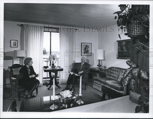 1975 Press Photo Mr. and Mrs. Merton Lean in their home at Friendship Village - Historic Images