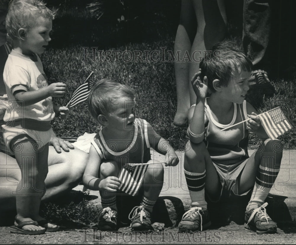 1986 Press Photo Valerie Spalsbury and Cousins at a Parade in Germantown, Wis - Historic Images