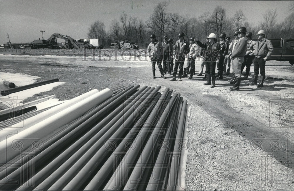 1984 Press Photo Village Board Tour of the Cleanup Work at Omega Hills Landfill - Historic Images