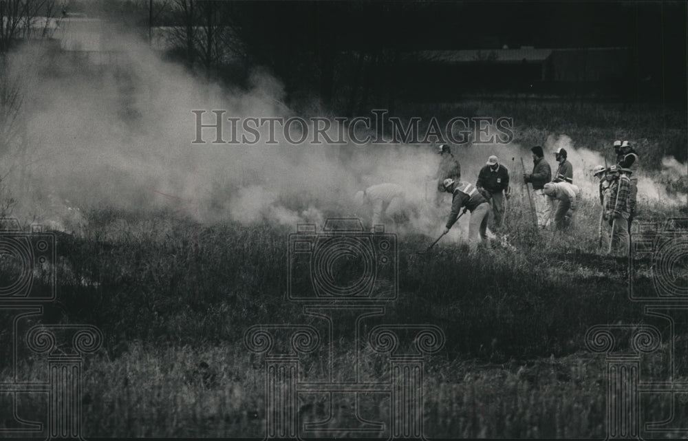1989 Press Photo Controlled Burn of Prairie Grasslands in Waukesha Milwaukee - Historic Images