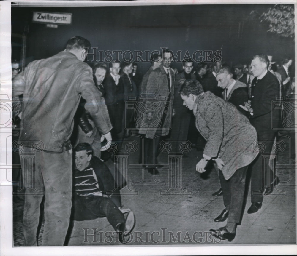 1962 Press Photo Berliners surround youth whom was attacked , Germany - Historic Images