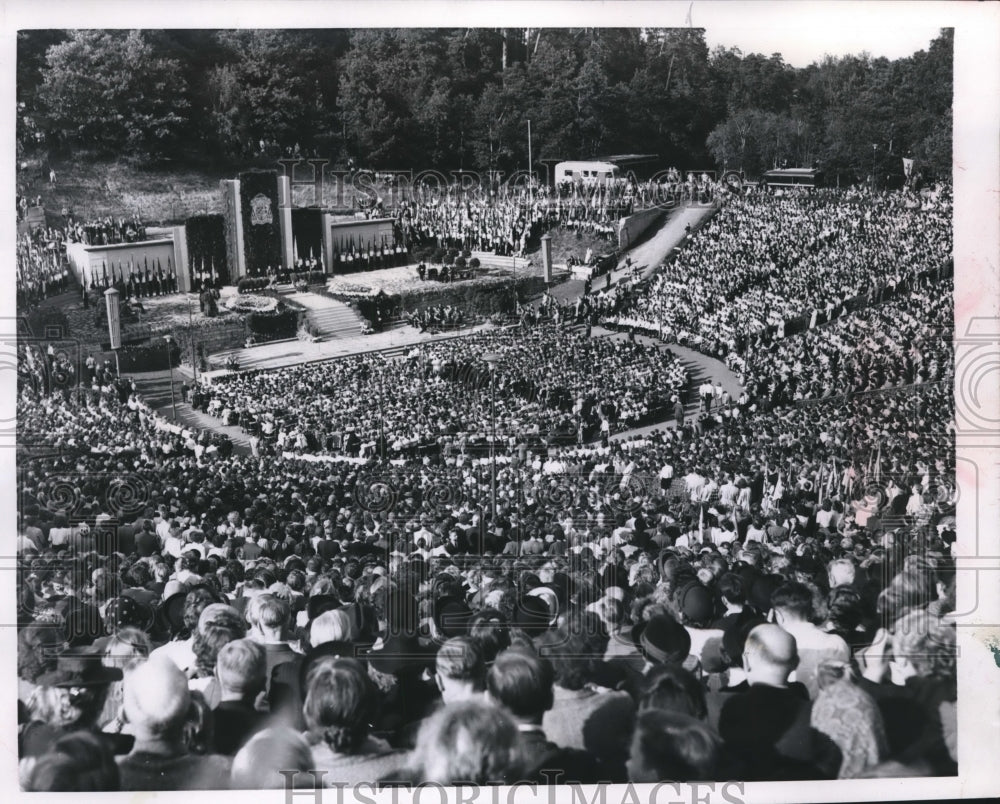 1951 Press Photo Catholics gather to welcome bishop at Walbuhne theatre, Berlin - Historic Images