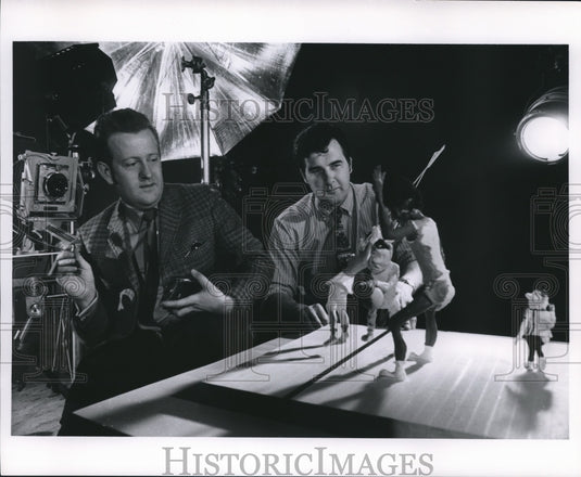 1971 Press Photo Journal Employees Jim Gehrz and Ned Vespa, Milwaukee-Historic Images