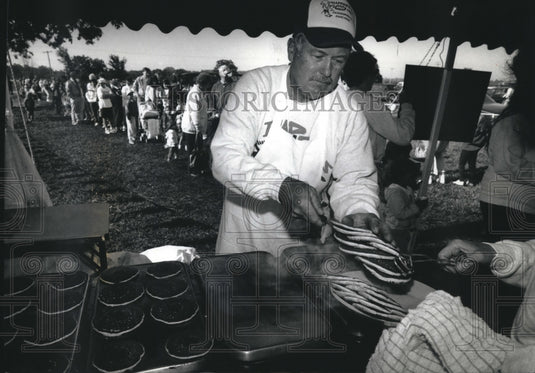1993 Press Photo Jim Henneberry stacks pancakes at Waukesha County Dairy Farmers - Historic Images