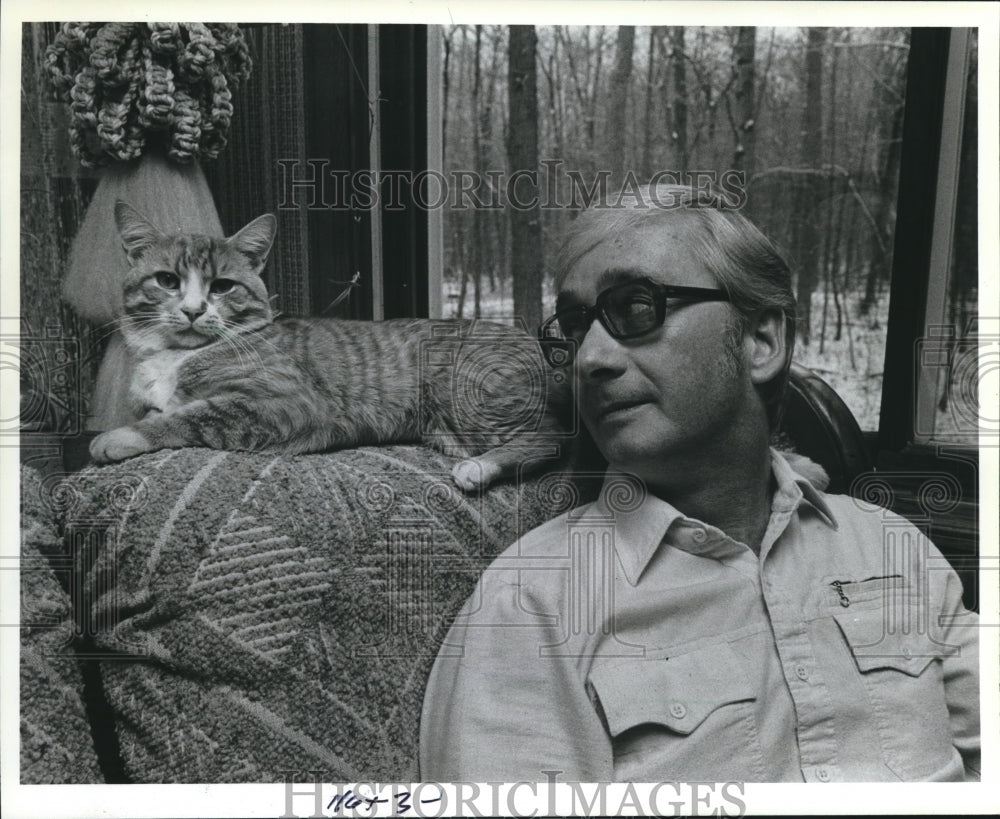 1982 Press Photo Vern Freeck relaxes with his pet cat, Peaches. - mjb22390 - Historic Images