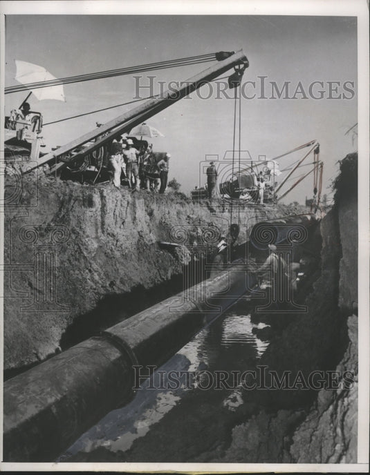 1951 Press Photo Natural gas pipe line under a highway near Little Rock - Historic Images