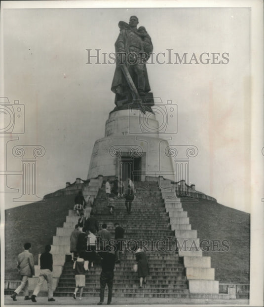 1961 Press Photo Soviet statue in east Berlin is a grave for Russian soldiers - Historic Images
