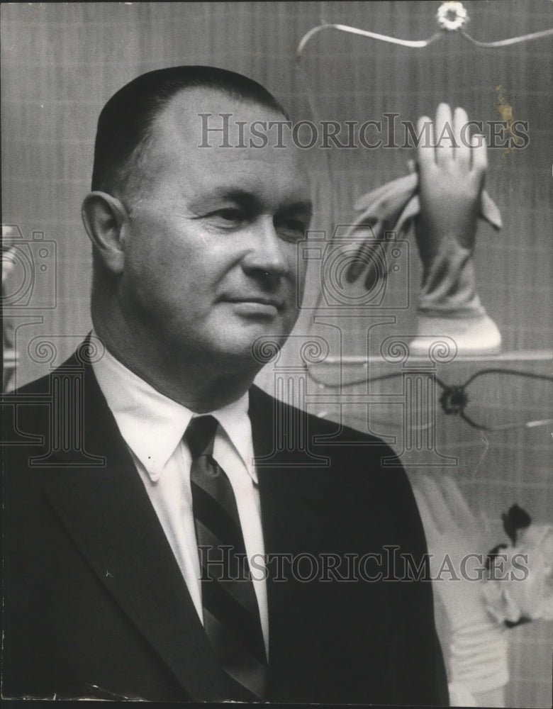 1959 Press Photo Glove Maker Edward Gerhardy of Hansen Glove Corporation - Historic Images