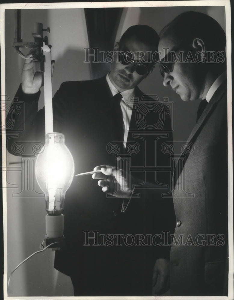 1962 Press Photo William Louden and Dr. Kurt Schmidt inspect efficient lamp - Historic Images