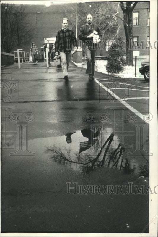 1992 Press Photo Workers leave General Electric Hotpoint plant in Milwaukee - Historic Images
