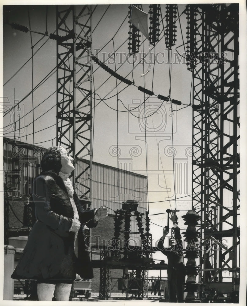 1952 Press Photo High voltage yard, switchgear development laboratory of GE - Historic Images