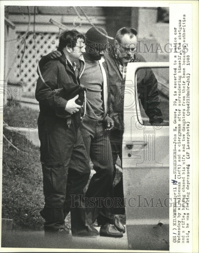 1983 Press Photo John H. Gause escorted by Police and Father John Baumgartner - Historic Images