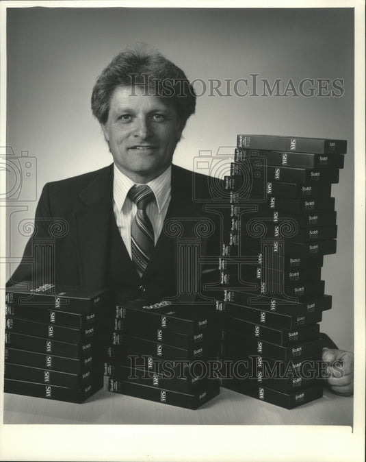 1984 Press Photo Lee E. Gaura's 45 Video Cassettes to get free airline tickets - Historic Images
