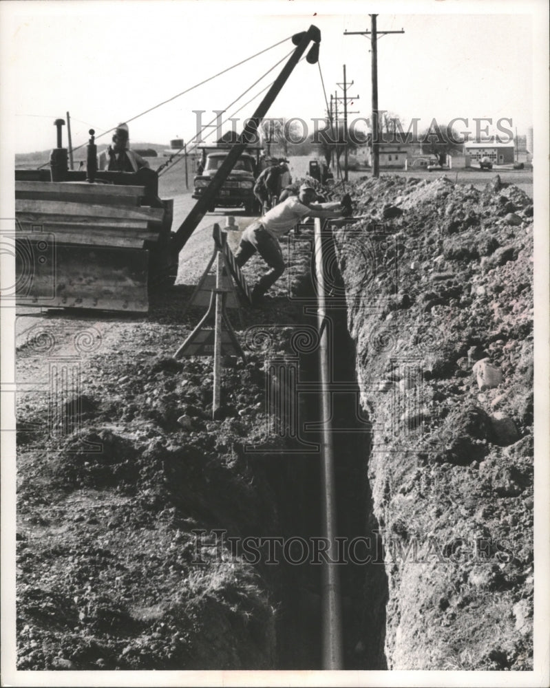 1968 Press Photo Wisconsin Gas Company Main Extension to Saint Lawrence - Historic Images