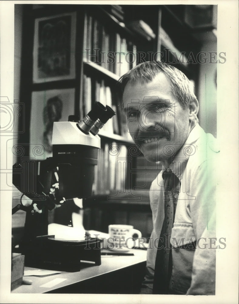1967 Press Photo Entomologist Clarke Garry in his Office University of Wisconsin-Historic Images