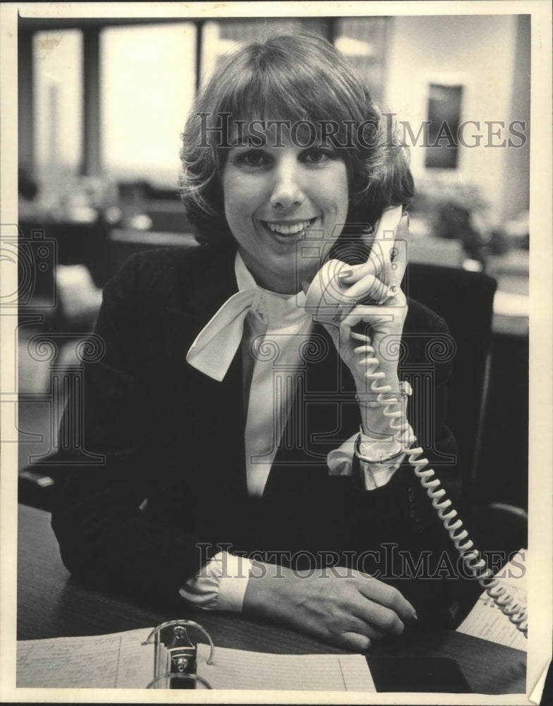 1984 Press Photo Stockbroker Cheryl Gehl Against Short Term Investing - Historic Images