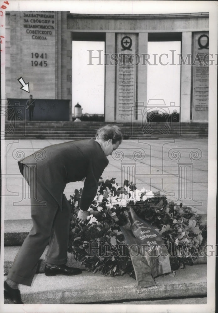 1950 Press Photo Fighting Group Against Inhumanity Member at Soviet Memorial - Historic Images