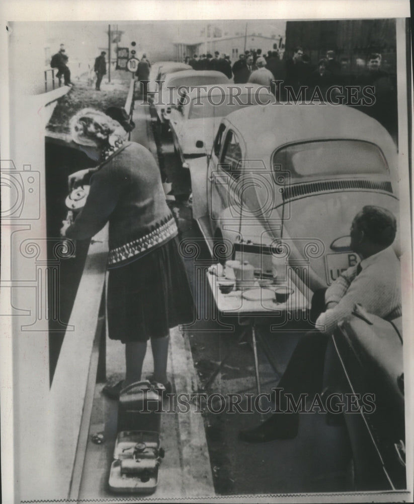 1965 Press Photo Travelers to West Berlin waiting in line at East German border. - Historic Images
