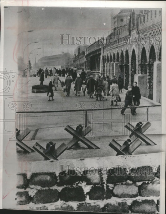 1965 Press Photo West Berliners travel to visit relatives East Berlin Germany.-Historic Images