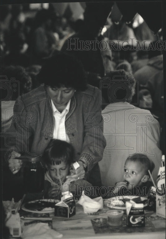 1993 Press Photo Adele Montanye, cutting up pancakes for her sons, Wisconsin. - Historic Images