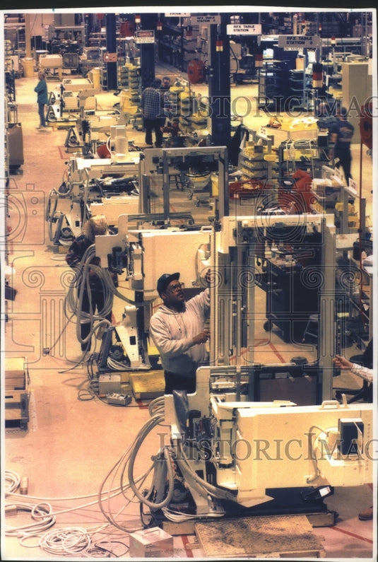 1994 Press Photo Otis Thomas at General Electric Medical Systems Pewaukee Plant - Historic Images