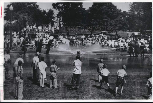 1976 Press Photo Independence Day Water Fight in Greendale, Wisconsin - Historic Images