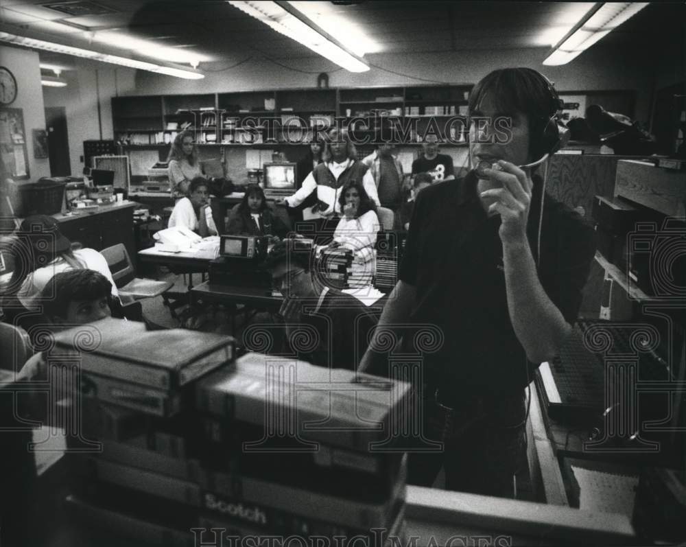 1993 Press Photo Steve Sontag directs Greendale High School telethon, Wisconsin - Historic Images