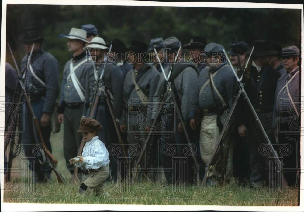 1993 Press Photo Jonathon Huston stands next to troops in Greenbush, Wisconsin - Historic Images