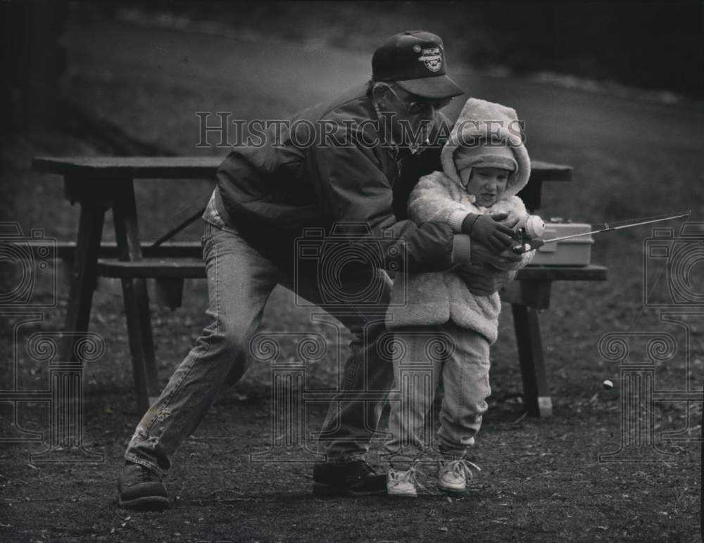 1992 Press Photo Jim Gerhz helps granddaughter learn casting at Greenfield Park - Historic Images