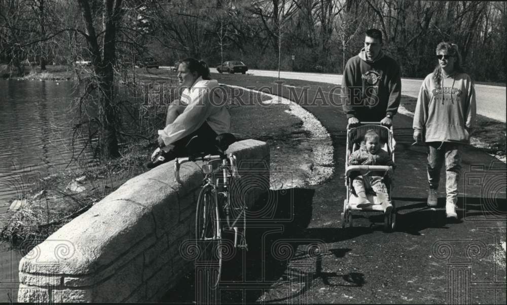 1992 Press Photo Cyclist &amp; a family enjoy Greenfield Park in West Allis - Historic Images