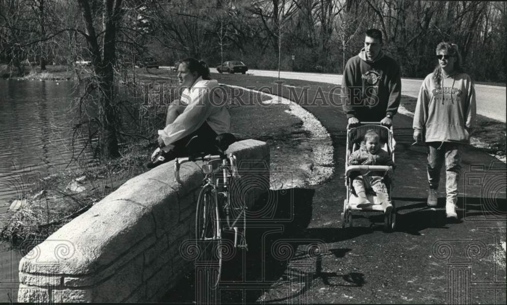 1992 Press Photo Cyclist & a family enjoy Greenfield Park in West Allis - Historic Images