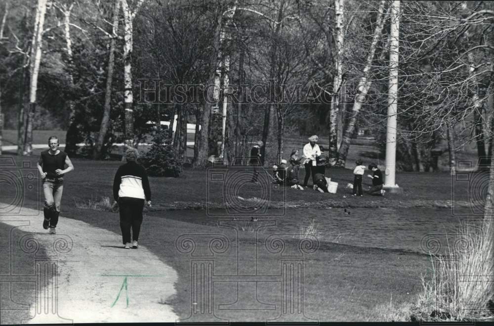 1984 Press Photo Spring Brings Out Excercisers, Fishermen At Greenfield Park - Historic Images