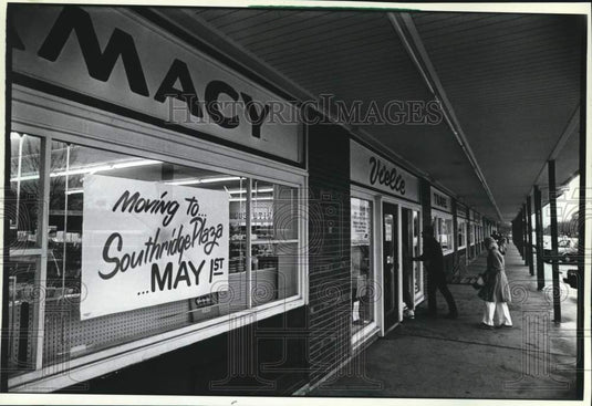 1988 Press Photo Sign for new location in Greendale's Vielie Drug Store window - Historic Images