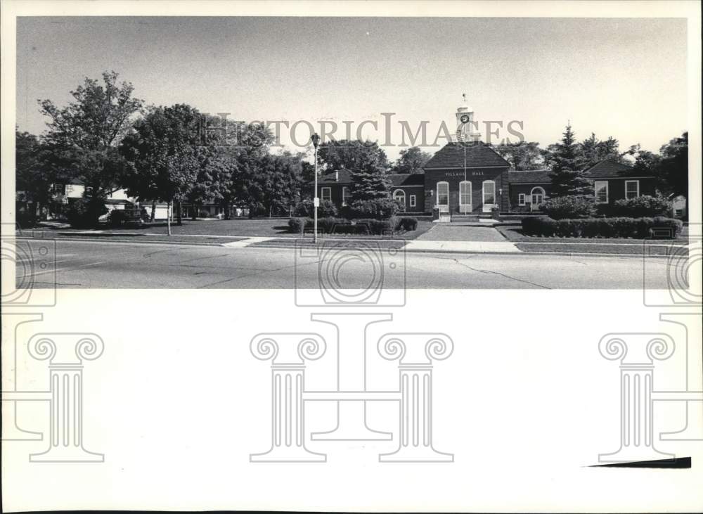 1985 Press Photo Streetview of Village Hall in Greendale, Wisconsin - mjb23109 - Historic Images