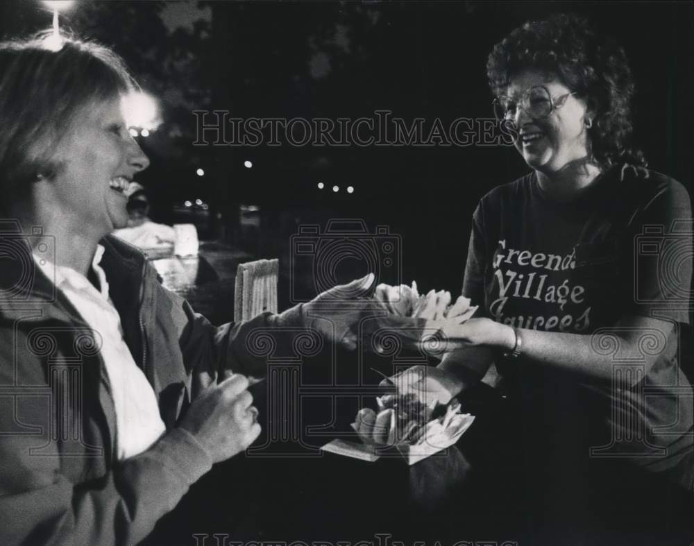 1989 Press Photo Nachos served at Greendale, Wisconsin women&#39;s Jaycees picnic - Historic Images