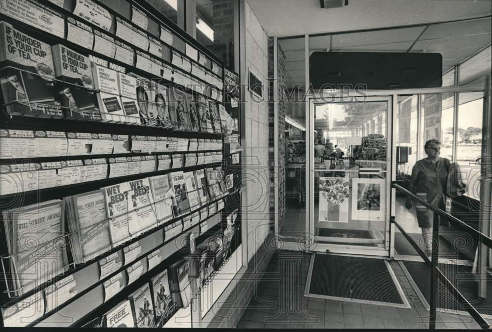 1987 Press Photo Terry Weber &amp; the bulletin board at Sentry store in Greendale- Historic Images