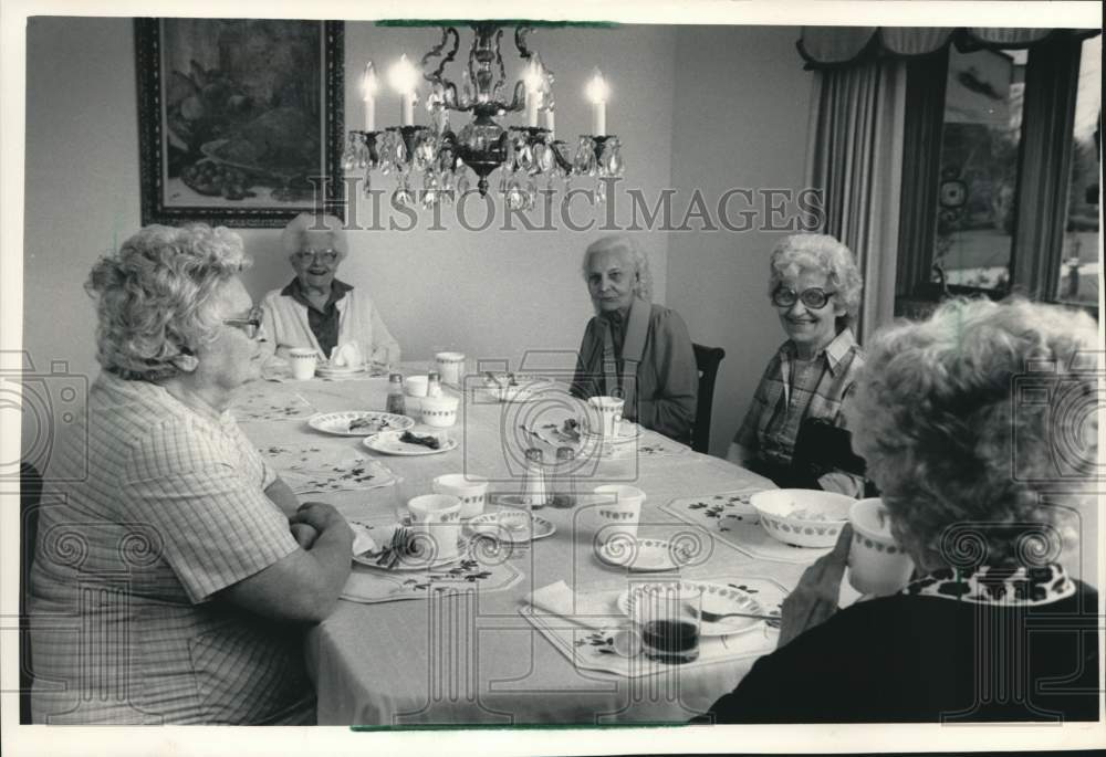 1986 Press Photo Residents talked in the dining room at Finch House in Greendale - Historic Images