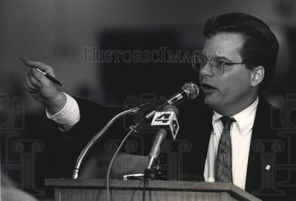 1992 Press Photo Michael Sullivan resident talks at board meeting, Wisconsin. - Historic Images