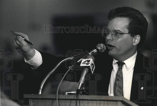 1992 Press Photo Michael Sullivan resident talks at board meeting, Wisconsin. - Historic Images