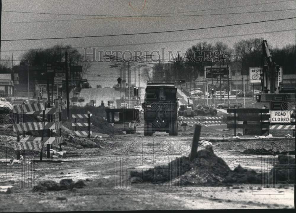 1992 Press Photo Construction on West Layton Avenue in Greenfield, Wisconsin - Historic Images