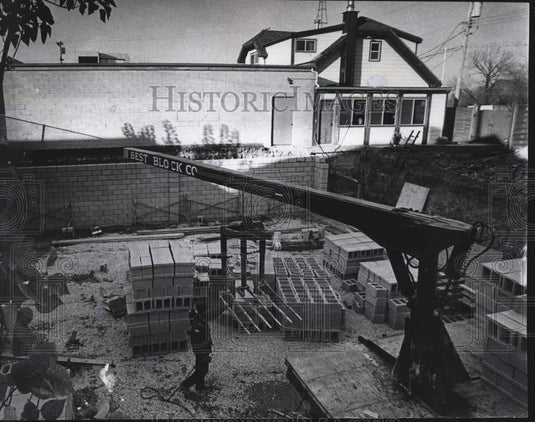 1978 Press Photo Construction, George Shuput's Liquor Store, Wisconsin - Historic Images