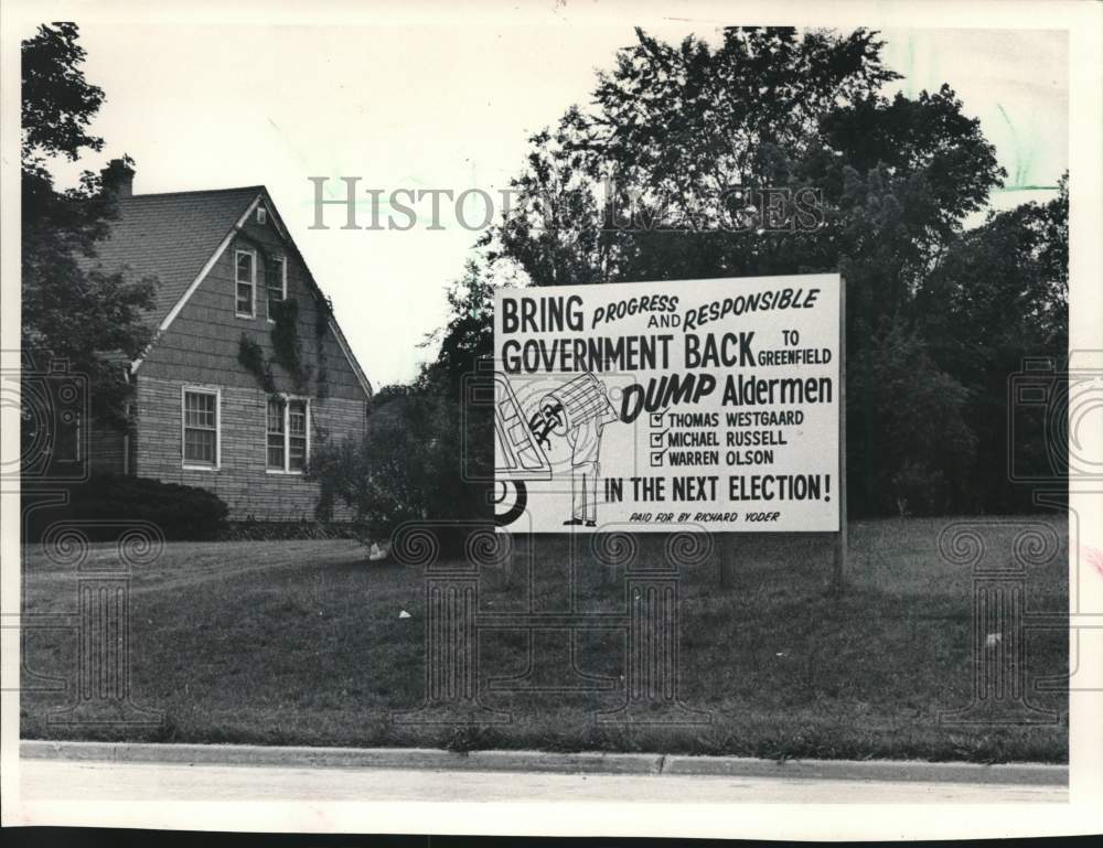 1985 Press Photo Protest Sign at Home of Richard Yoder, Greenfield, Wisconsin - Historic Images